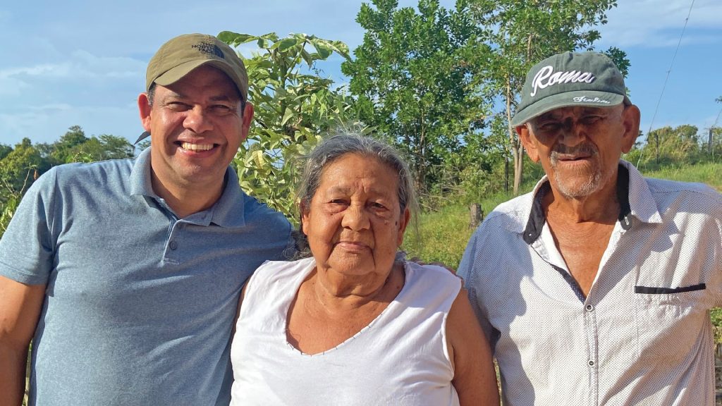 Julio Isaza with his parents